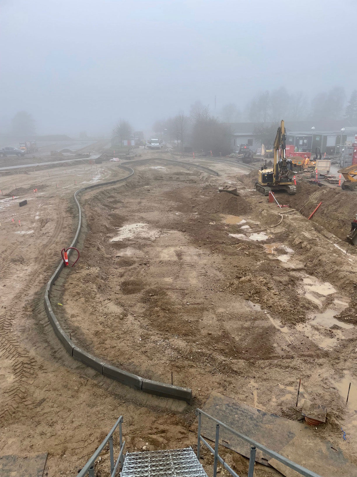 Kran løfter materialer op til tagterrasse