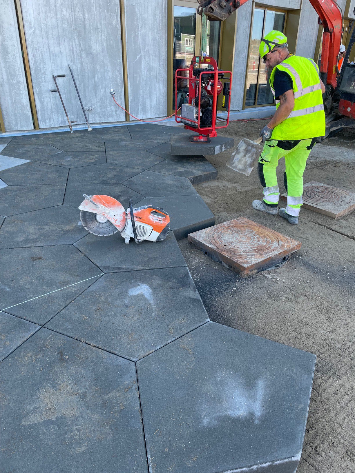 Medarbejder er ved at lægge fliser