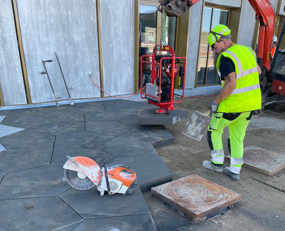 Medarbejder er ved at lægge fliser